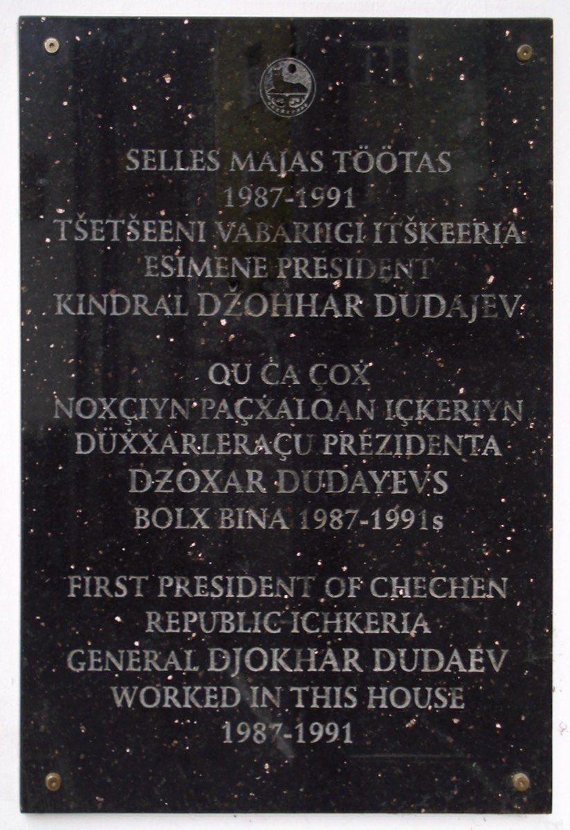 Black stone plaque with an inscription in Estonian, Chechen and English: the first President of the Chechen Republic of Ichkeria, General Dzhokhar Dudayev, worked in this building in 1987–1991